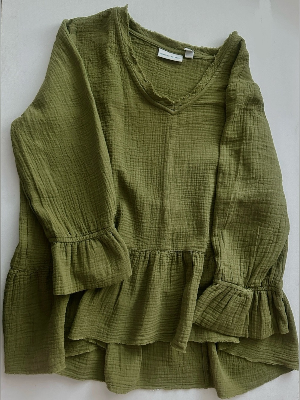 Denim & Co. Canyon Retreat women’s blouse features a v-neckline.  Size M.